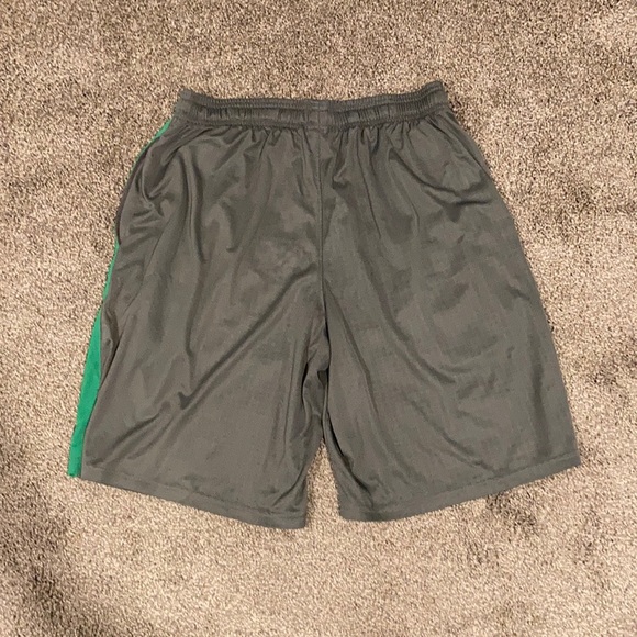 Men’s Under Armour Gray, size Medium shorts - Picture 2 of 4